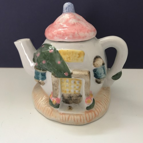 Novelty round cottage tea pot - round,
