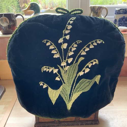Vintage black velvet hand - black,