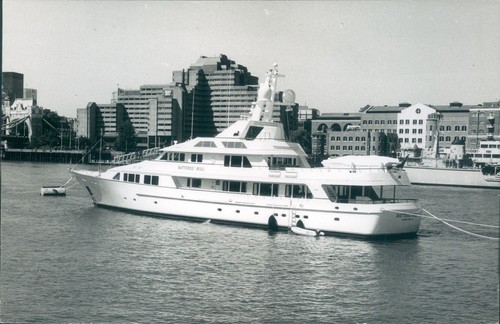 Yacht battered bull - , of