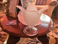 Vintage Frosted Lilly Vase Tea