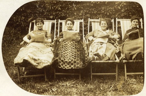 Funny women reading - funny, news