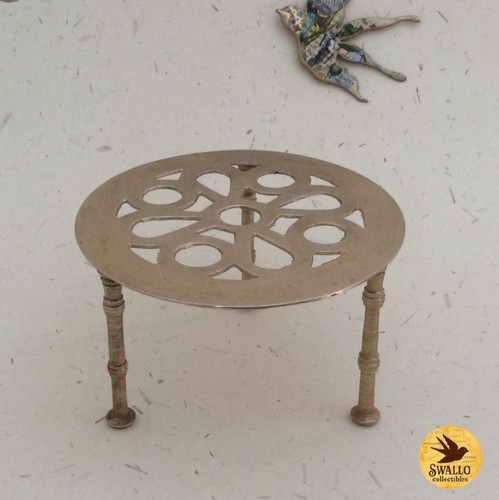 Antique brass trivet round - -, 3