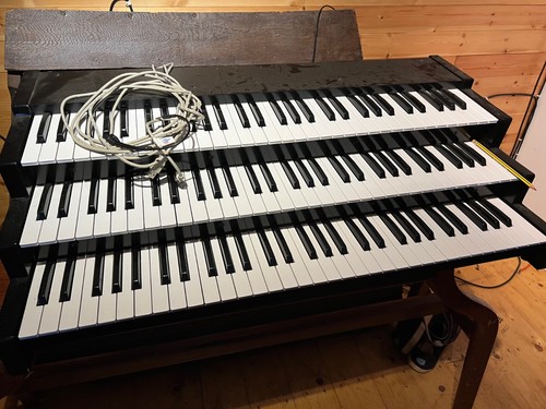 Three manual midi keyboard