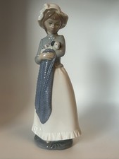 LLADRO NAO "Girl Holding A