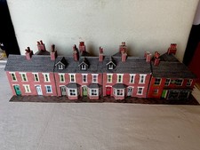 ROW OF METCALFE FULL BRICK TERRACED HOUSES  00 GAUGE