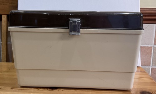 Vintage plastic sewing box - , in