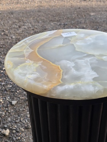 Honey vein white onyx - vein,