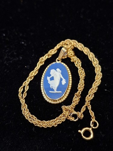 Vintage gold tone pendant - vintage,