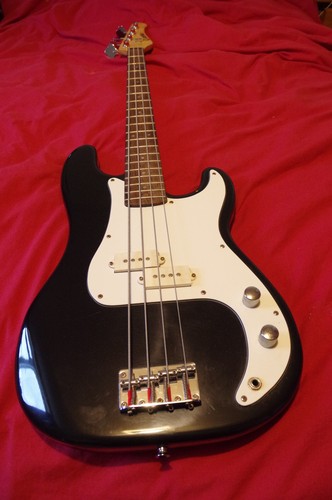 Encore electric bass - guitar, in