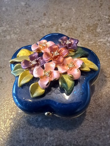 Vintage past times enamelled - vintage,