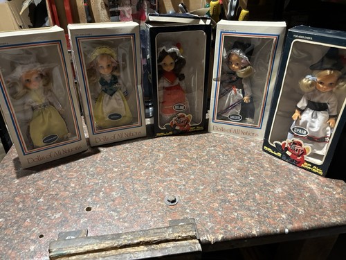 Dolls all nations - of,