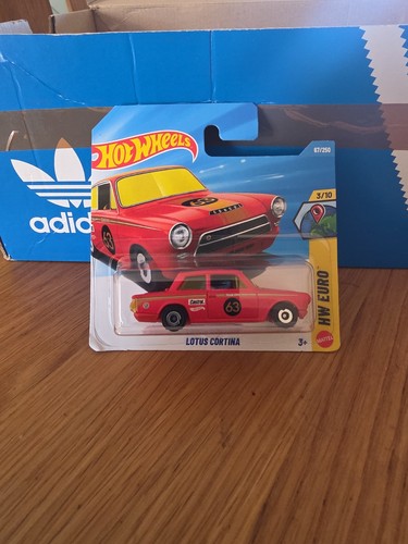 Hot wheels lotus cortina - cortina, red