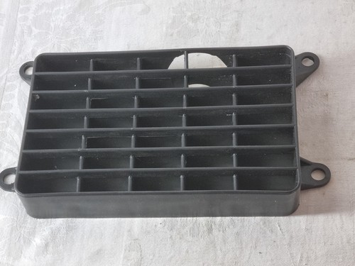 Front plastic grille yuan - front,