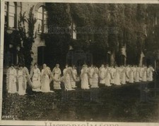 1914 Press Photo 24 Vassar College Beauties Bear Daisy Chain In Commencement
