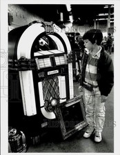 1990 Press Photo Geoff Maciolek with 1015 Wurlitzer Juke Box in West Springfield