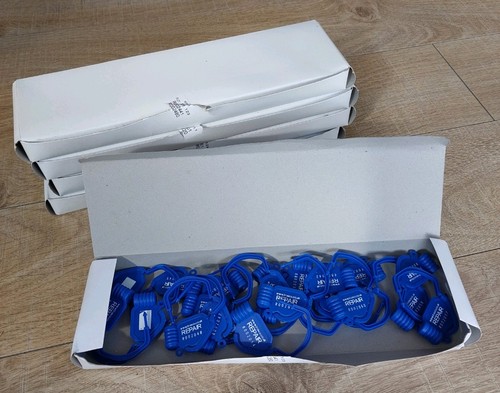100 numbered plastic - x,