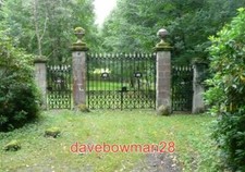 PHOTO  ESTATE GATES THESE LEAD