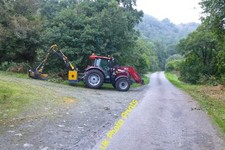 Photo 6x4 Tractor with hedge