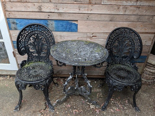 Patio set table and chairs - 2,