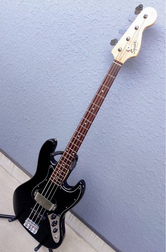Squier fender jazz bass - by,