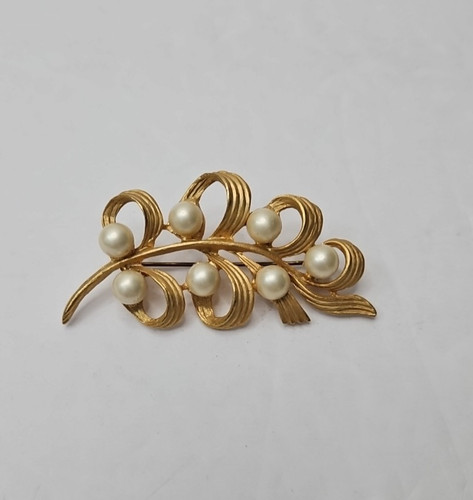 Vintage leaf brooch - leaf, pearls