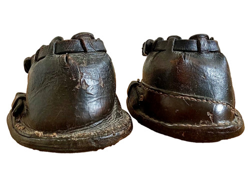 Pair primitive antique - of,