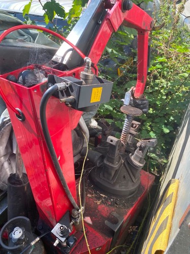 Tyre fitting removal machine - fitting/removal,