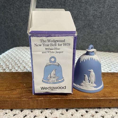 Wedgwood white blue - on,
