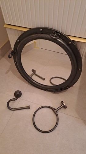 Next porthole bathroom - -,