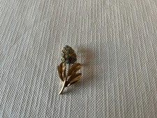Vintage gold tone brooch with