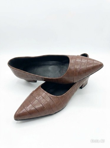 Brown croc effect - effect, toe
