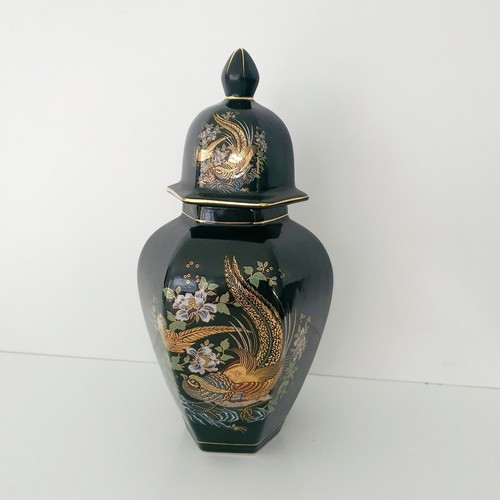 Ceramic vase urn with - vase/,