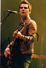 STEREOPHONICS: KELLY JONES SIGNED 6x4 ACTION PHOTO+COA *HANDBAGS & GLADRAGS*