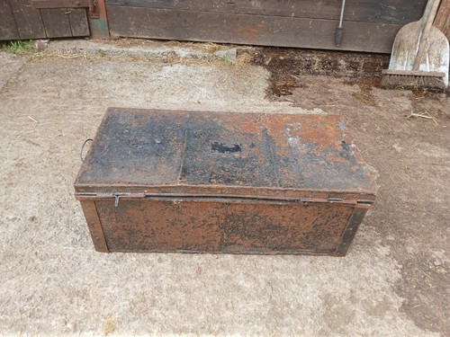 Medium vintage metal tin - /,