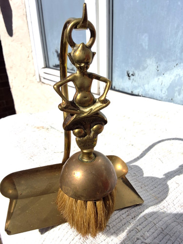 Vintage brass crumb - crumb, catcher