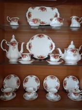 Royal Albert Old Country Roses Bone China Dinner & Tea Service. 27 Piece Set