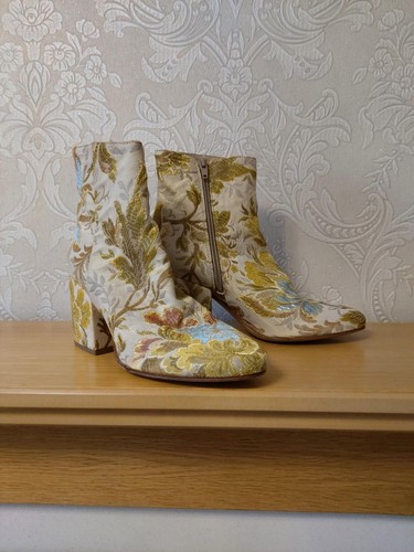 New russel bromley - russel, woman
