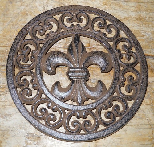 Cast iron round fleur - de, lis