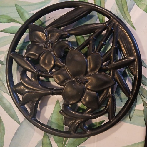 Round cast iron - round, black
