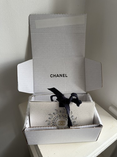 Chanel gift box - box, with