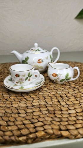 Wedgwood wild strawberry bone - wild,