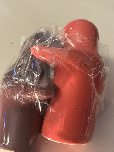 Brown and red hugging - red,