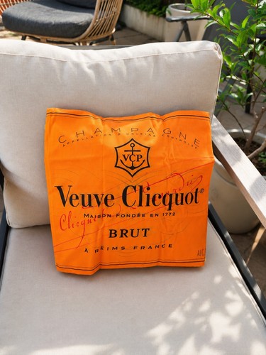 Veuve clicquot champagne - veuve,