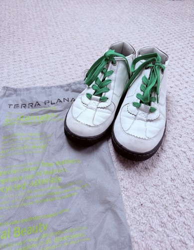 Terra plana worn again - ‘worn, again’