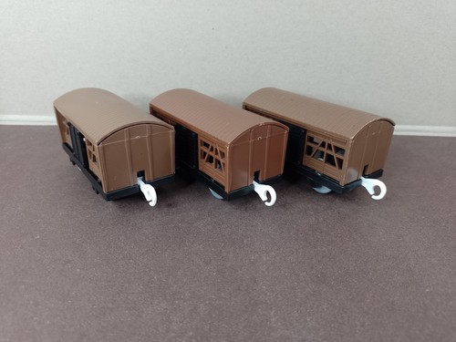 Three cattle wagons tomy - wagons,
