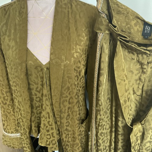 River island studio - studio, piece