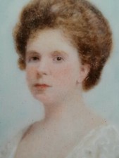 Boxed miniature portrait pendant of lady  Scottish artist Drummond young 1904 ?