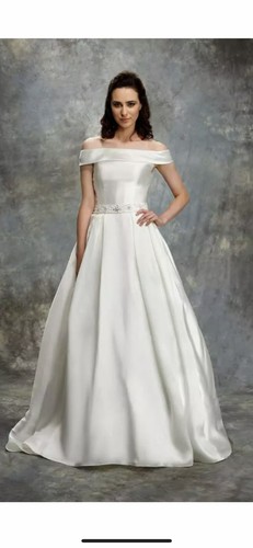 Stunning wedding dress - stunning,