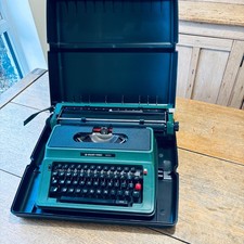 SILVER REED TYPEWRITER IN GREEN WORKING FULLY TESTED AND IN VERY GOOD CONDITION