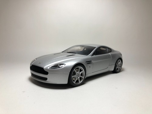 Autoart aston martin v8 - autoart, 1/18